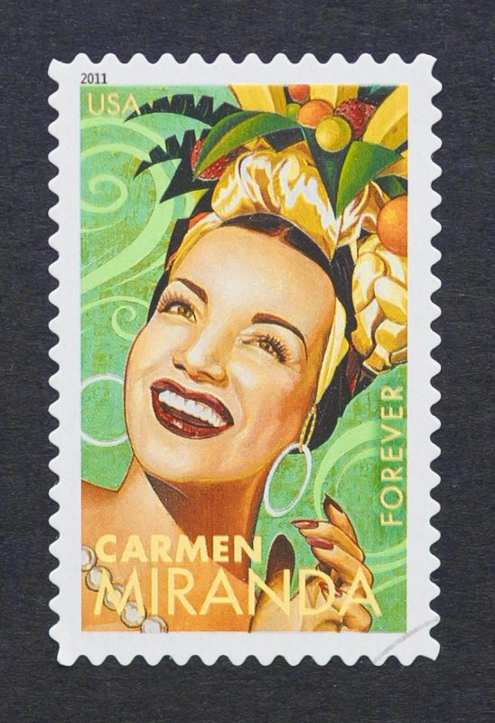 Carmen Miranda com seu famoso turbante de frutas