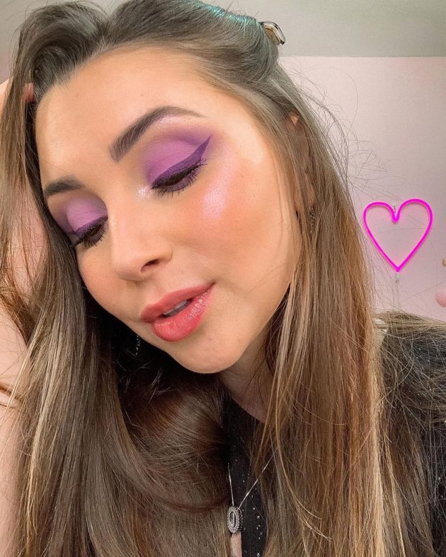 Influencer Jana Taffare com sombra nos olhos