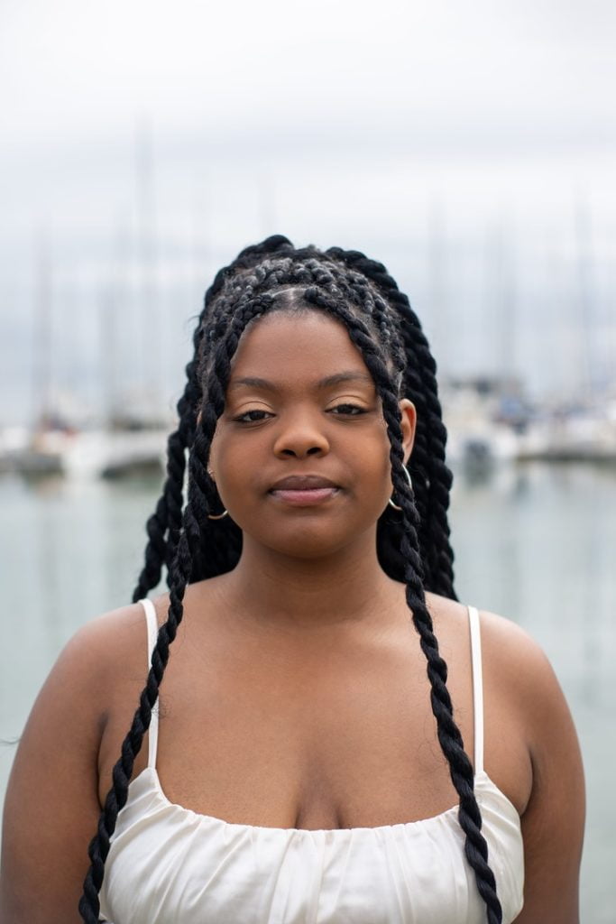 mulher com trança twist