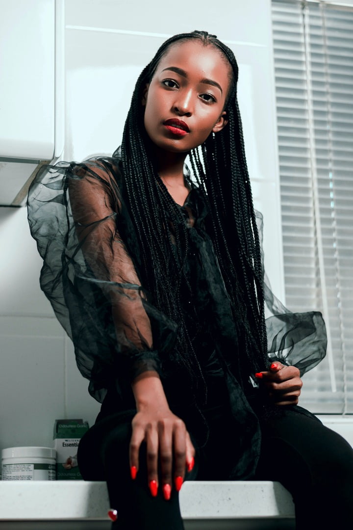 mulher negra com tranças fulani braids