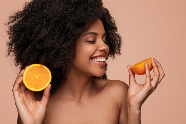 Aprenda usar vitamina C no rosto