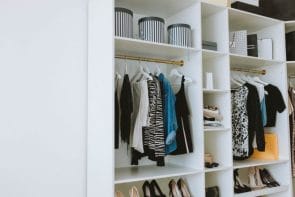 Limpa no guarda-roupa: o que manter no armário e o que passar pra frente