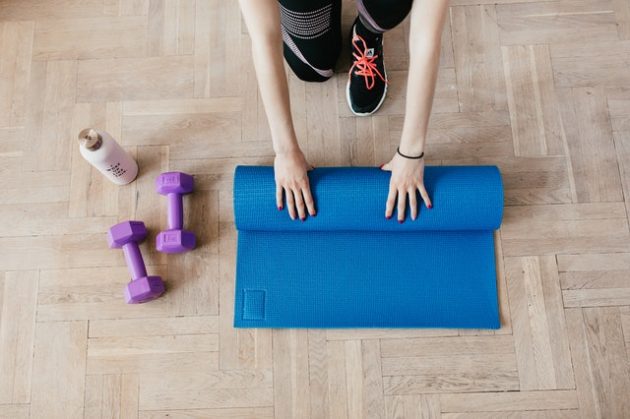 mulher fazendo exercício em casa como alternativa para quem não gosta de academia