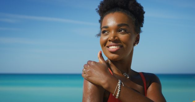 mulher negra clarear a pele do corpo escurecida pelo sol