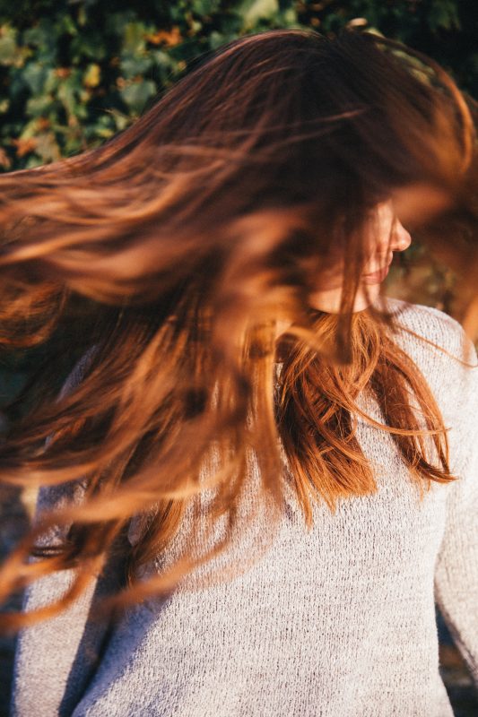 mulher com cabelo danificado