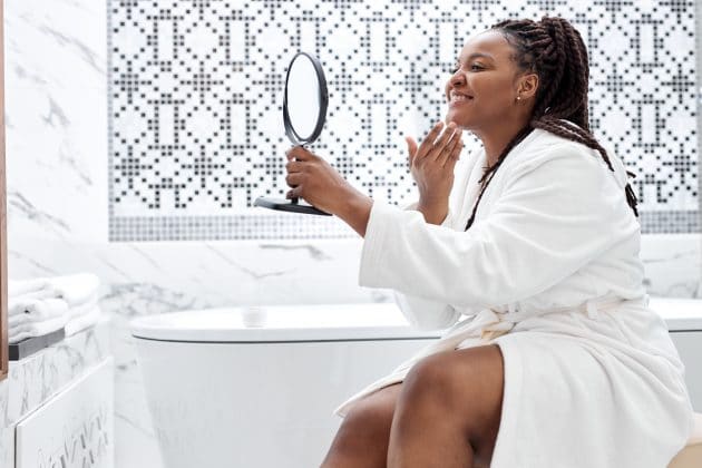 mulher se cuidando com skincare basico