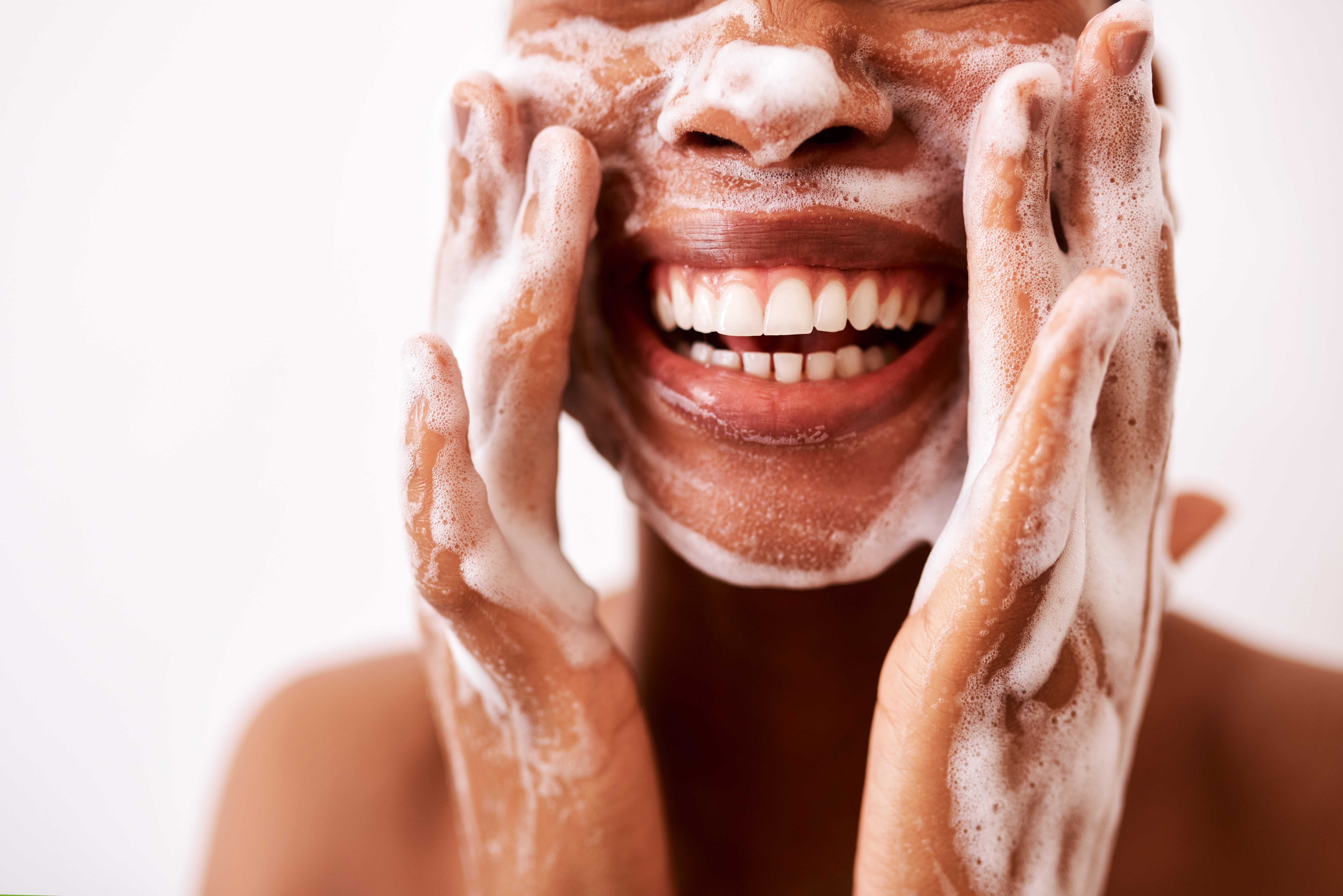 mulher negra lavando o rosto