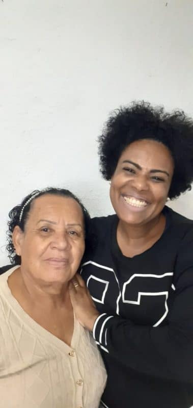 A influenciadora digital Valeria da Silva com a mãe, Helena Rosa da Silva. 