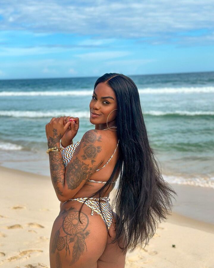 mulher negra na praia