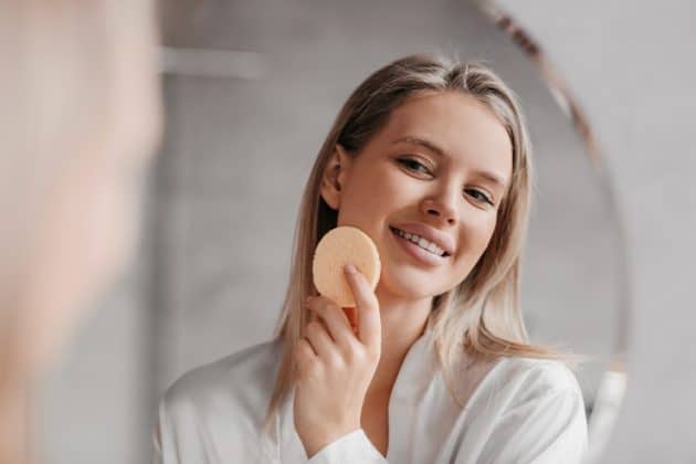 Mulher branca, fazendo skincare com esponja facial comprimida