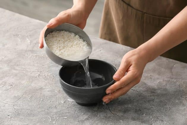 Como usar água de arroz no cabelo