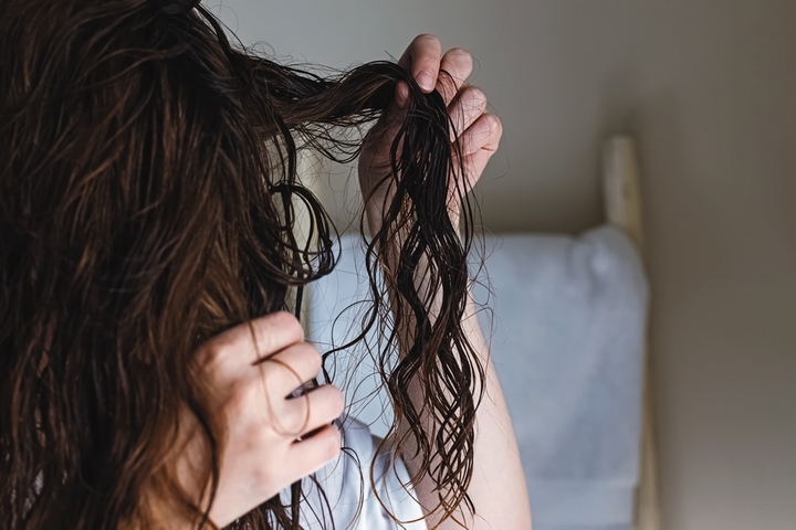 Mulher finalizando o cabelo com dedoliss para fazer ondas