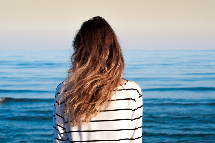 Mulher com cabelo loiro, ondulado (beach waves) estilo praiano