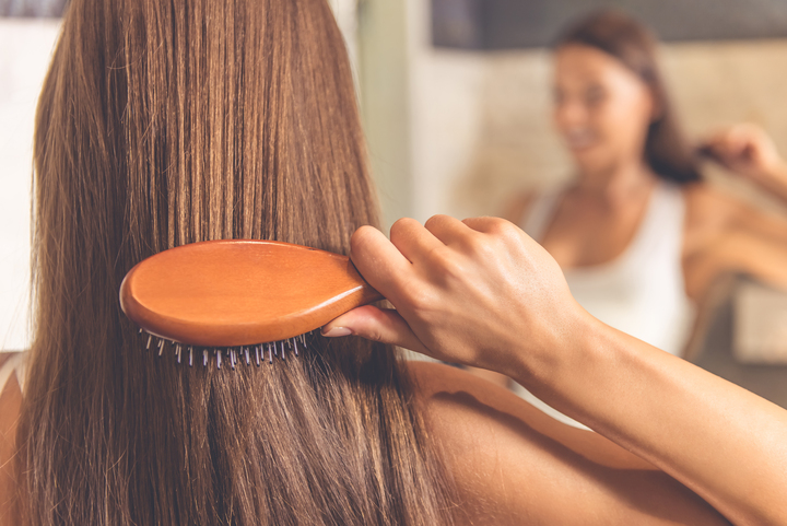 mulher com escovando o cabelo liso
