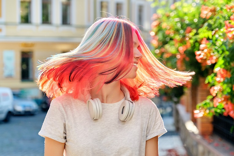  Mulher de cabelo liso, colorido com tonalizante de cores fantasia