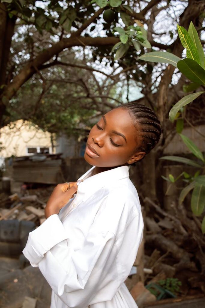 Mulher negra de cabelo curto com trança nagô completa