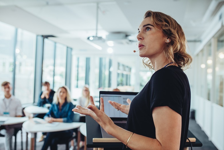 Mulher fazendo uma apresentação de negócios