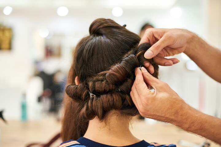 Ideias de penteado para madrinha de casamento para todos os tipos de cabelo