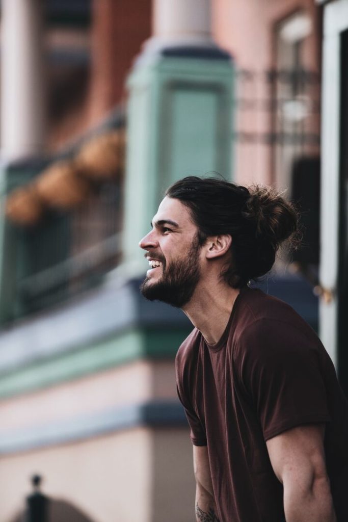 homem branco de cabelo longo