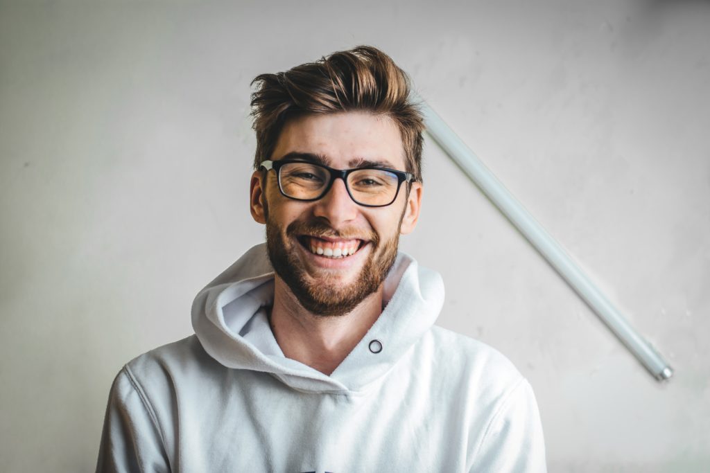 homem branco de cabelo loiro liso com topete