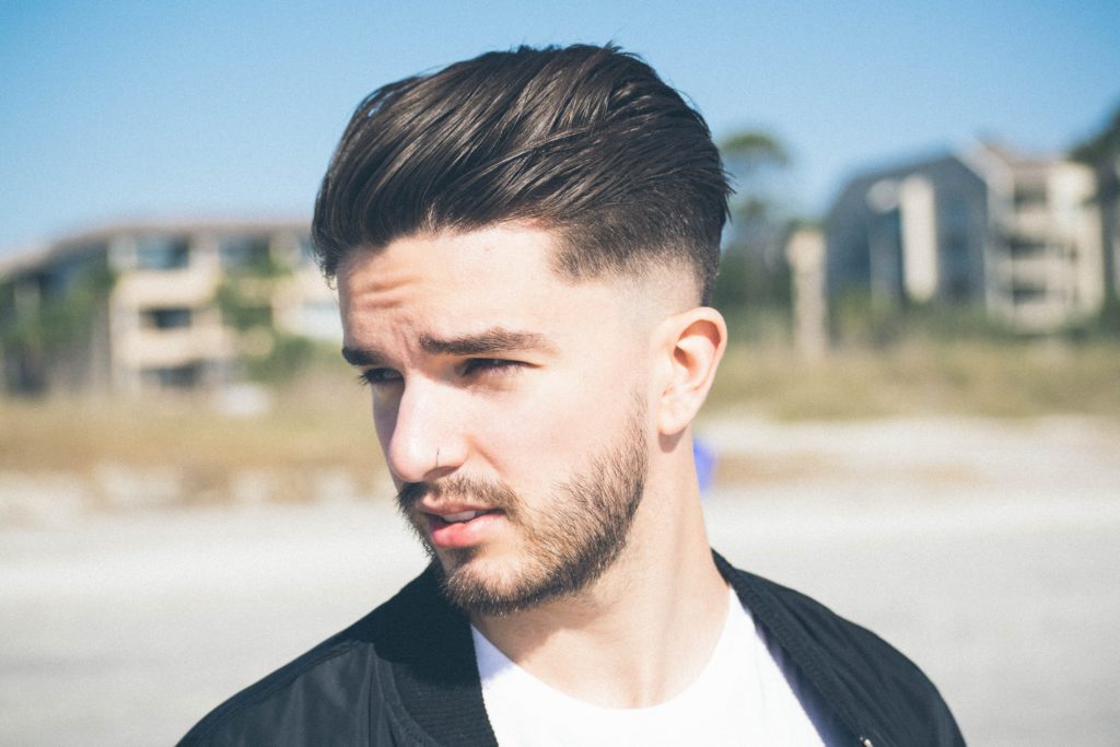 homem branco com cabelo castanho escuro cortado em undercut