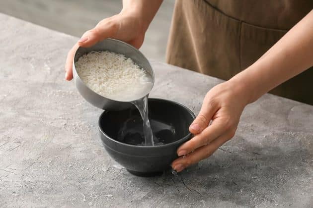 Como usar água de arroz no cabelo?