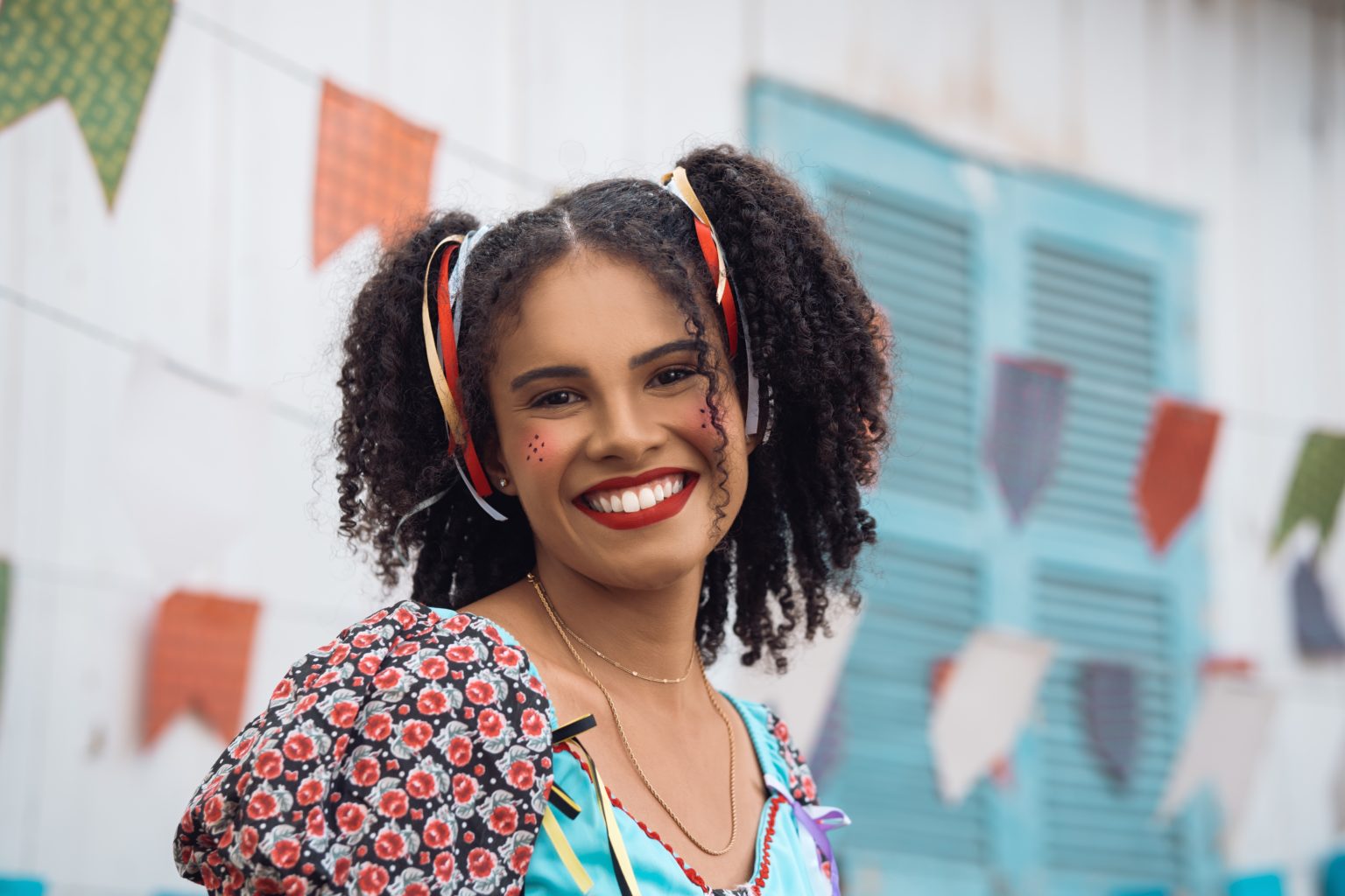 Ideias de cabelo cacheado para arrasar na festa junina