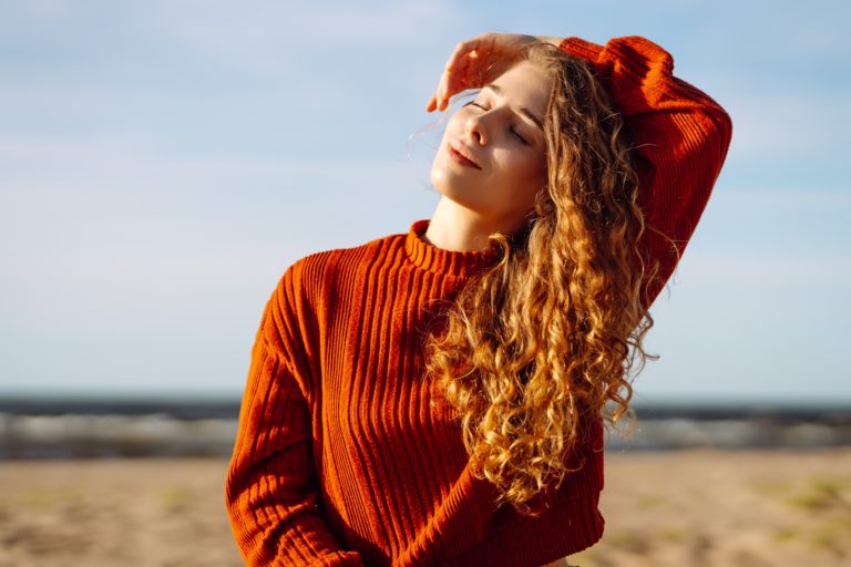 Cabelos e emoções: como o estado emocional afeta seus fios