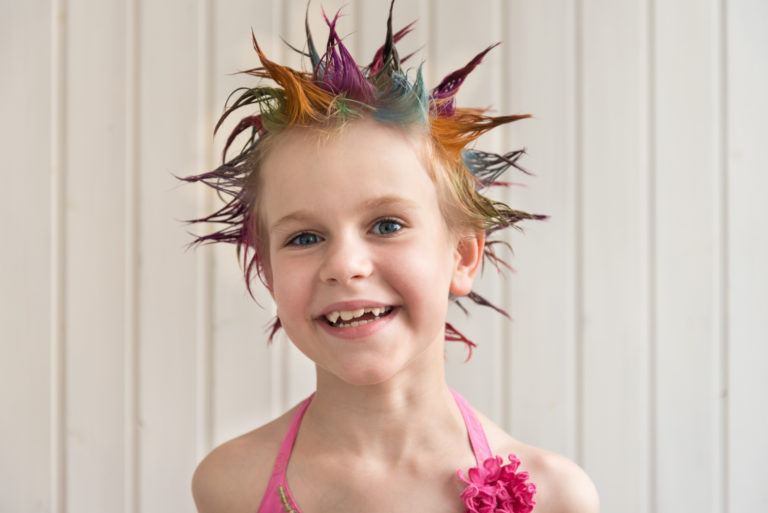 5 inspirações de cabelo maluco para entrar na brincadeira