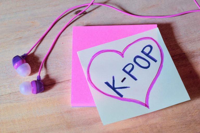 Cultura K-Pop além da música: o fenômeno que conquistou o mundo