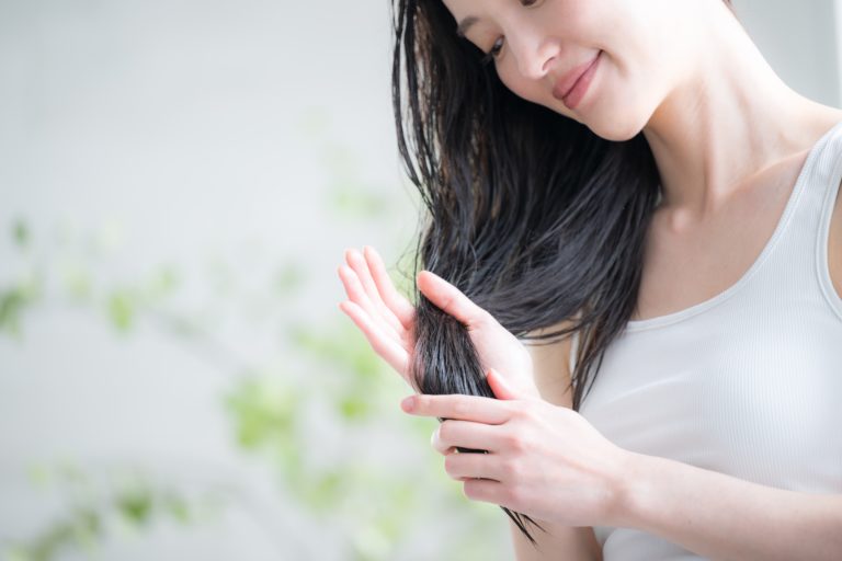 Porosidade capilar: entenda o que é e como recuperar a saúde dos fios