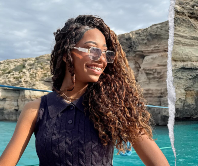 Cabelos cacheados: aprenda a cuidar e valorizar seus fios naturalmente