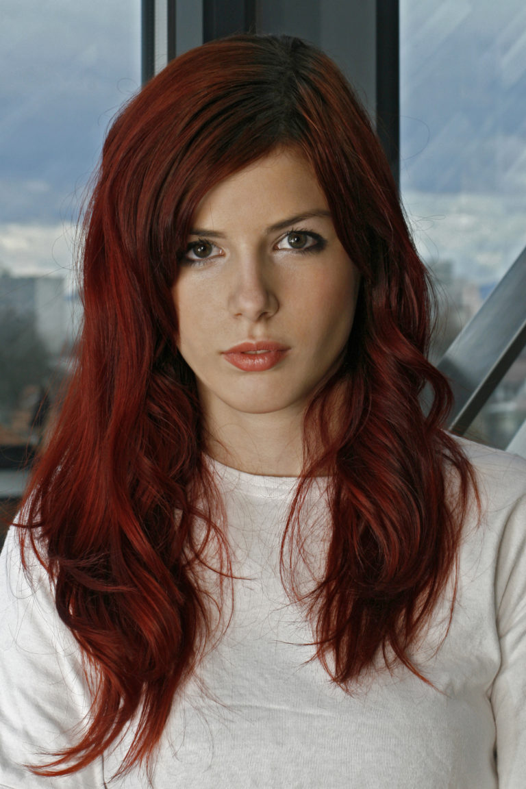 Como tirar vermelho do cabelo: dicas eficazes para neutralizar o tom sem danificar os fios