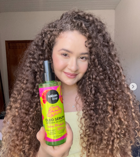 Por que Pink Lemonade é a cara do verão: cachos blindados, definidos e cheirosos na estação mais quente do ano