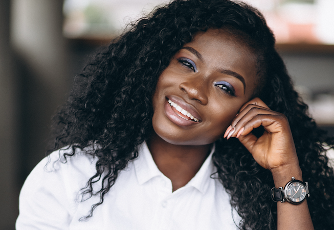 Frizz e ressecamento? Saiba como o Óleo Sérum pode salvar seu cabelo