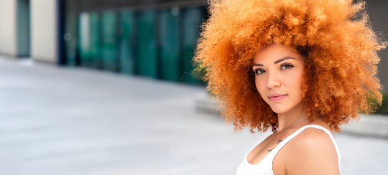 Como voltar à cor natural dos cabelos: dicas práticas para uma transição saudável