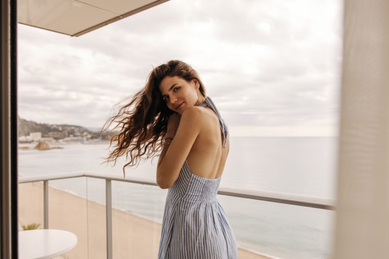 Onduladas no verão: mitos e verdades sobre frizz, definição e cuidados com os fios