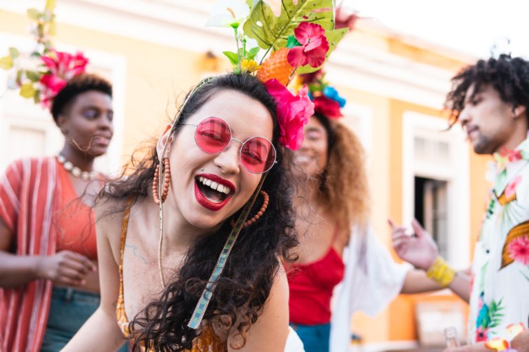 Cuidados para o cabelo pós Carnaval: como tratar os fios após a folia