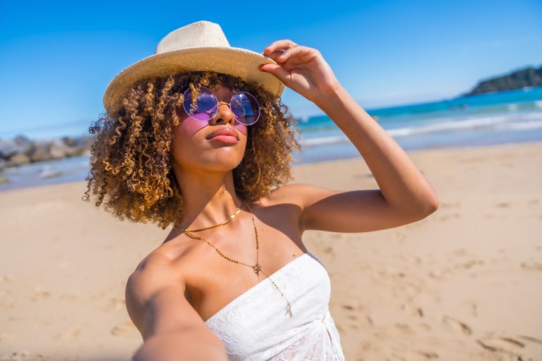 Como ostentar cachos definidos e brilhantes neste verão?