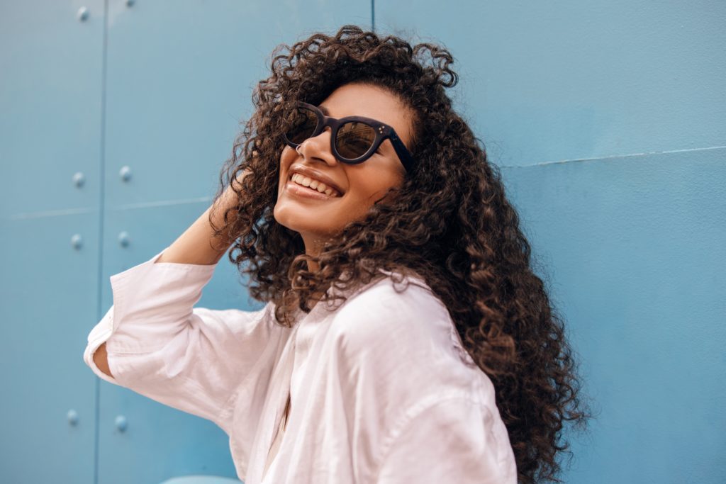 Óleo sérum para cachos: o toque final que transforma a finalização Foto 03 3 6 1024x683 - Óleo sérum para cachos: o toque final que transforma a finalização