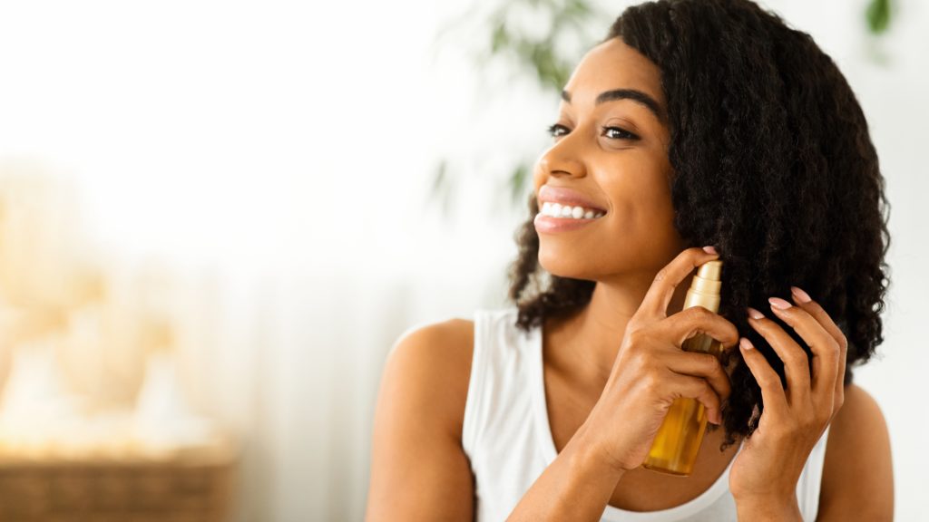 Óleo sérum para cachos: o toque final que transforma a finalização foto 02 3 6 1024x576 - Óleo sérum para cachos: o toque final que transforma a finalização