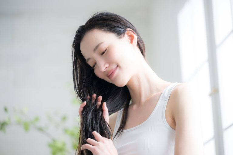 Umectação Capilar: como usar óleos para revitalizar pontas secas?