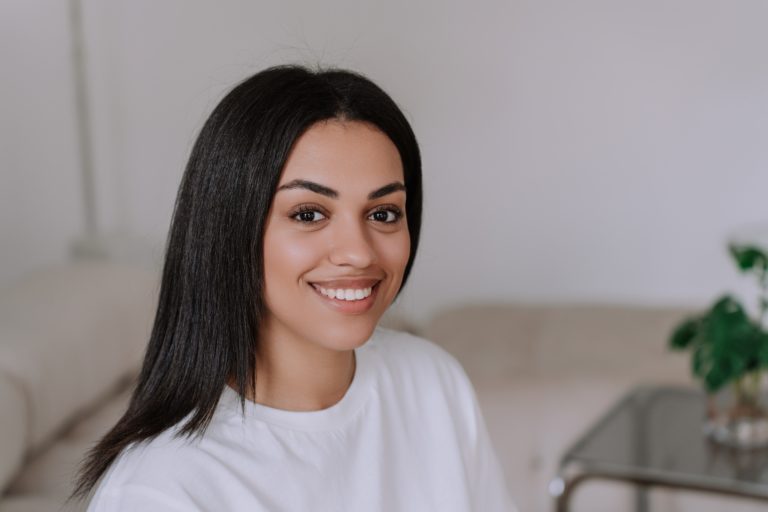 Chapinha no cabelo cacheado: dicas para alisar e voltar aos cachos naturais