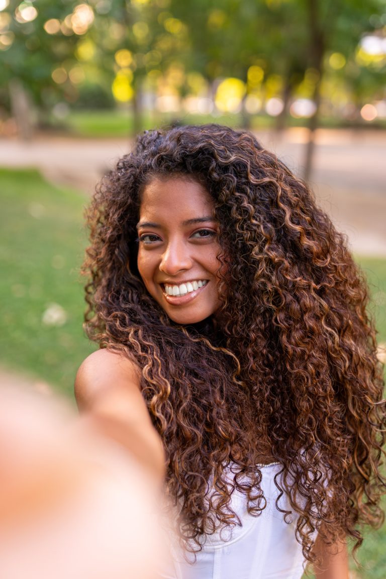 Definição Natural: como deixar os cachos soltos e brilhantes